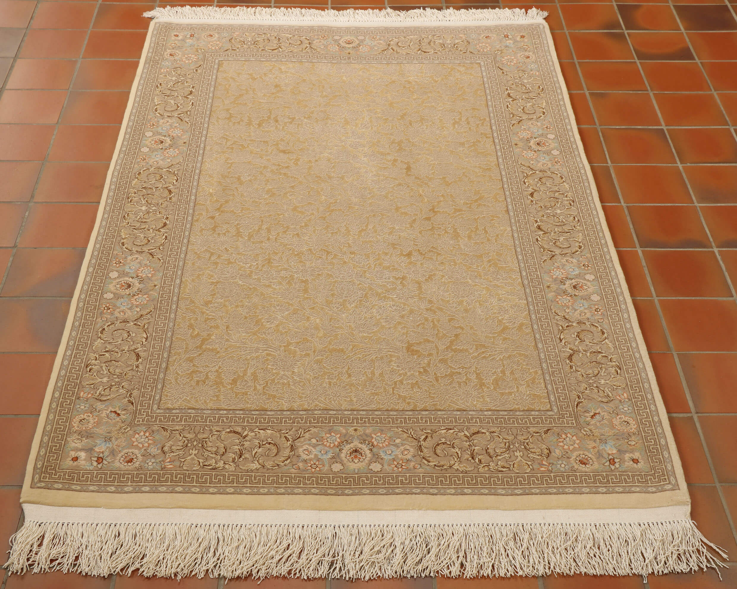 The colours used are soft creams, yellows and fawns.  There is a central section that is floral and creamy, and borders that are floral and use fawns with highlighted areas in blues and tans. 